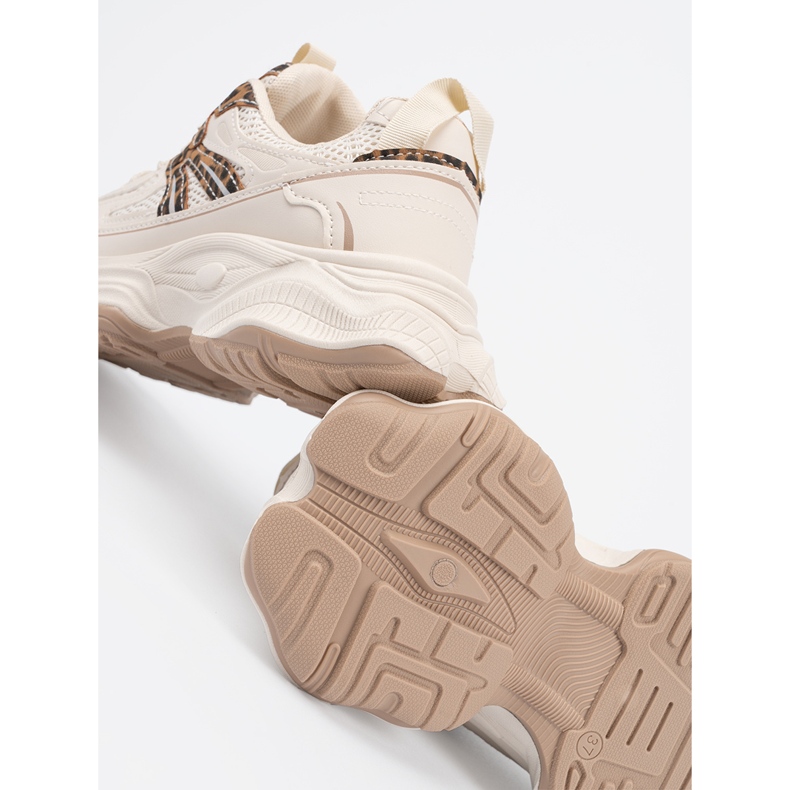Frauen -Turnschuhe auf einer dicken Leopardensohle beige 2
