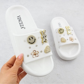 Foam Flip Flops am Pool Beach auf der weißen Plattform dekorierte Vinceza 76055 1