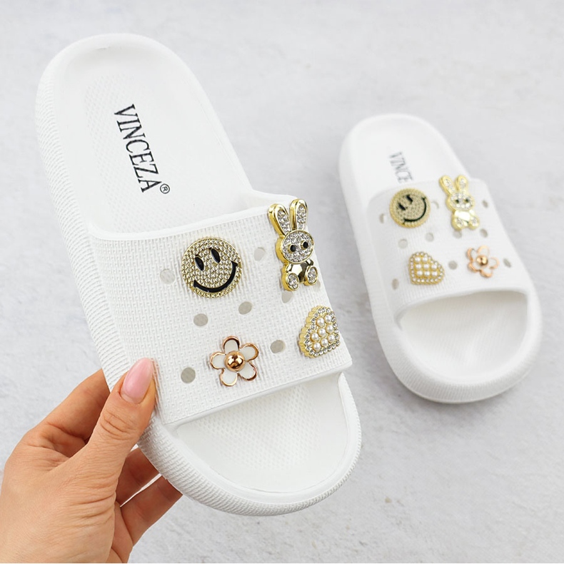 Foam Flip Flops am Pool Beach auf der weißen Plattform dekorierte Vinceza 76055 1