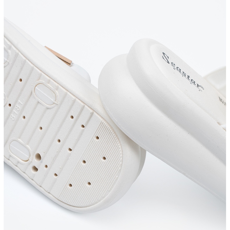 Seastar Hausschuhe mit goldenen Schnallen auf der weißen Plattform 1