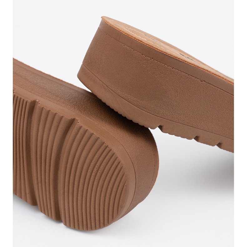 Seastar Schwarze Flip -Flops mit einer goldenen Klemme dekoriert 1