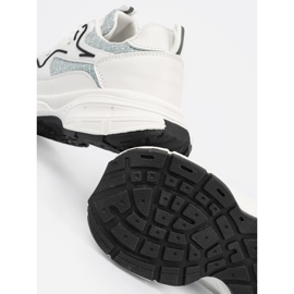 Shelvt Weiße und grüne Turnschuhe mit dekorativen Einsätzen 1