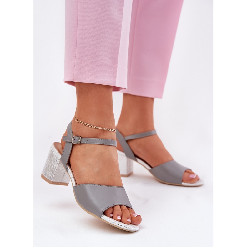Frauensandalen auf dem Vinceza 20275 Pfosten grau 2