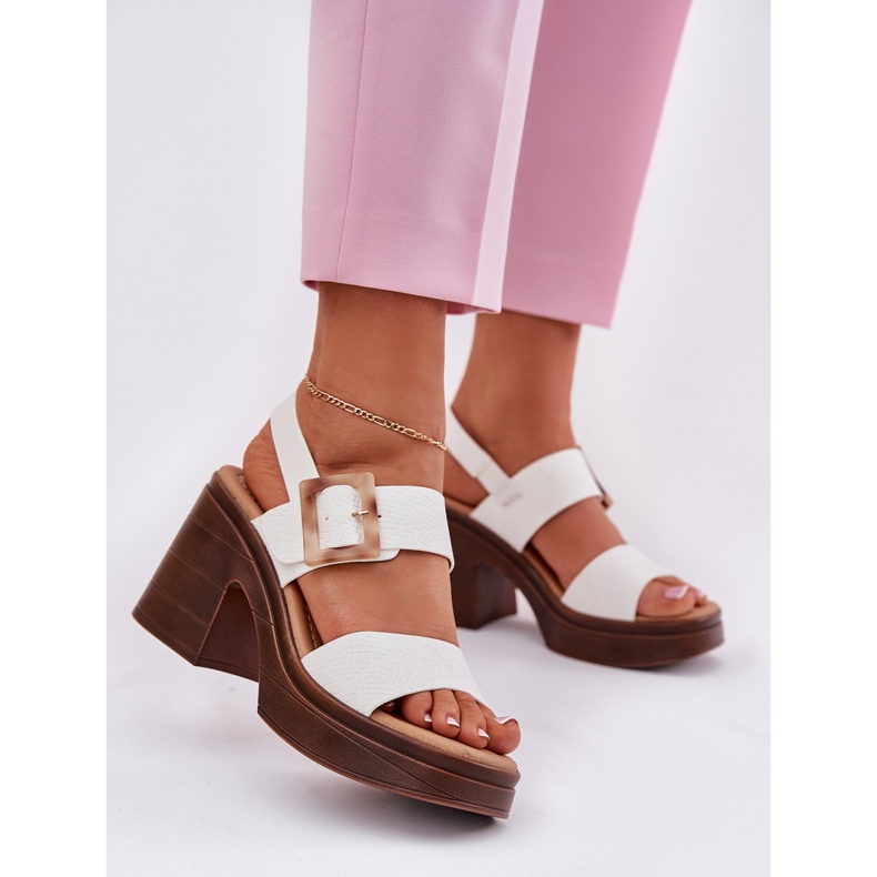 Frauensandalen auf einer massiven Ferse und Vinceza -Plattform 17387 Weiß 2