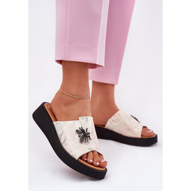 Damen -Leder -Hausschuhe mit einer Vinceza 66752 Beige Brosche 2