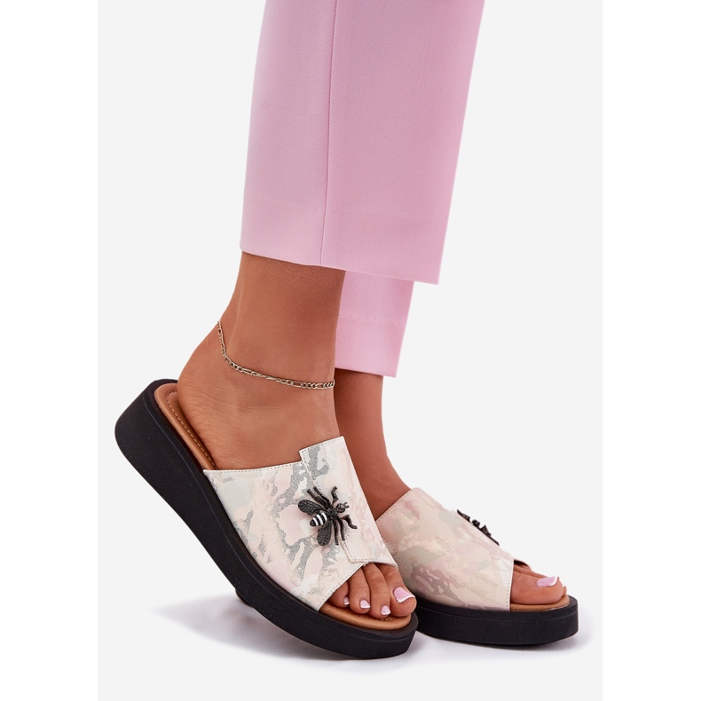 Damen -Leder -Hausschuhe mit einer Vinceza 66752 Beige Brosche 1