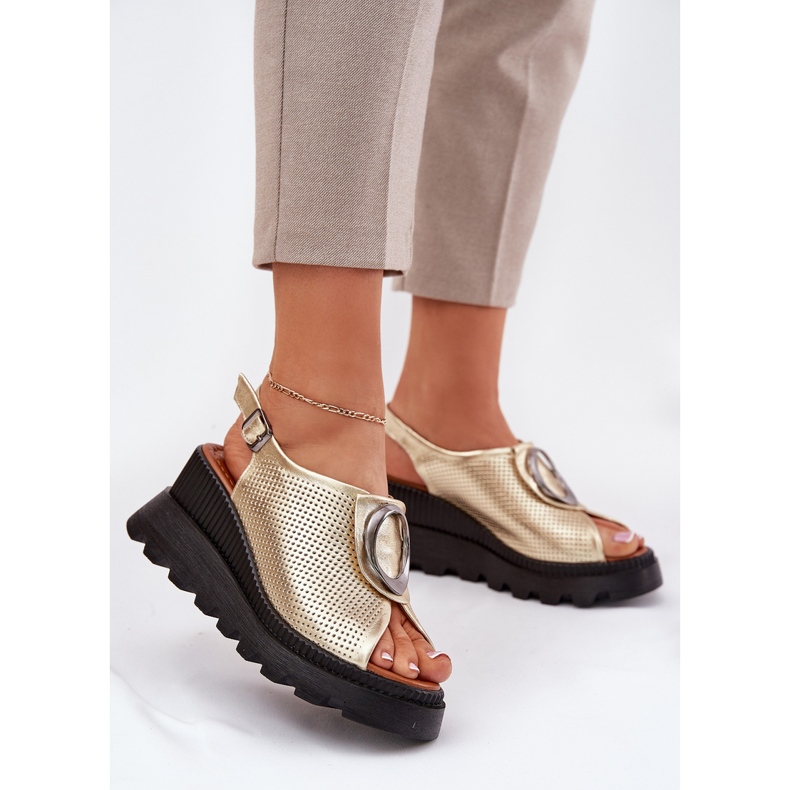 ARTIKER Damen -Ledersandalen mit einem Keil mit Dekoration Artker 56C0109 Zlotys golden 2