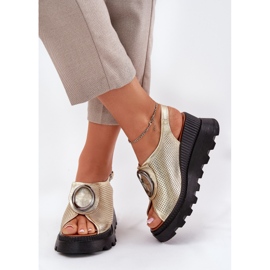 ARTIKER Damen -Ledersandalen mit einem Keil mit Dekoration Artker 56C0109 Zlotys golden 3