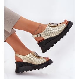 ARTIKER Damen -Ledersandalen mit einem Keil mit Dekoration Artker 56C0109 Zlotys golden 6