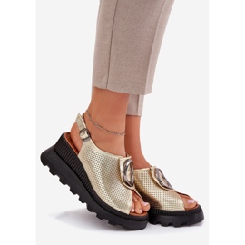 ARTIKER Damen -Ledersandalen mit einem Keil mit Dekoration Artker 56C0109 Zlotys golden 1