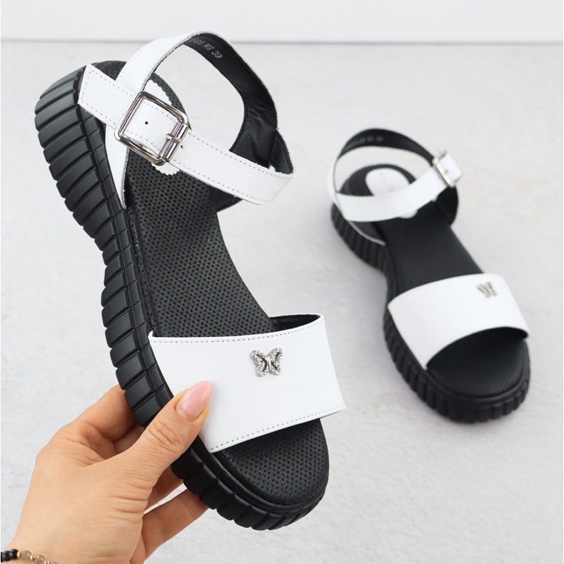 Damen -Ledersandalen für Frauen auf einer dicken Sohle mit einem Schmetterling weiße Filippo DS6811 1