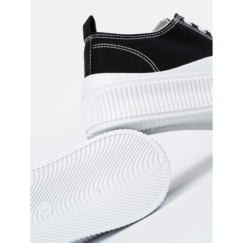 Schwarz-weiße Sneaker mit dicker Sohle 1