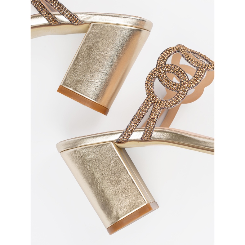 Goldene Hausschuhe auf dem Sergio Leone Post 1