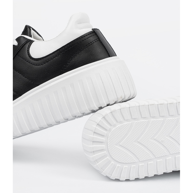 Shelvt Schwarze Sneaker von Frauen mit weißen Einsätzen 1