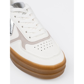Shelvt Weiße Turnschuhe von Frauen mit silbernen Einsätzen 1