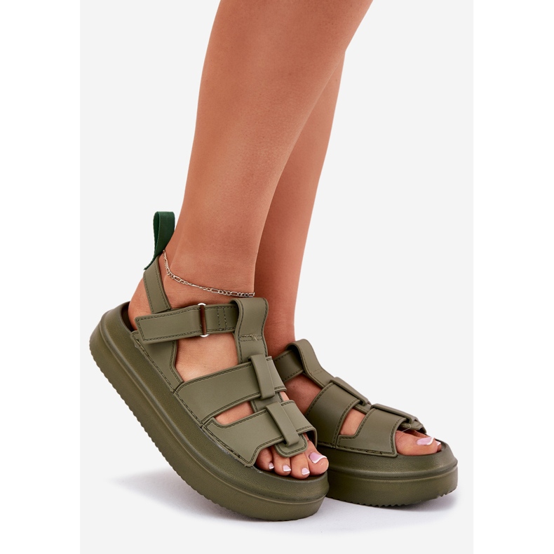 Inna Frauensandalen auf der grünen Plattform 1