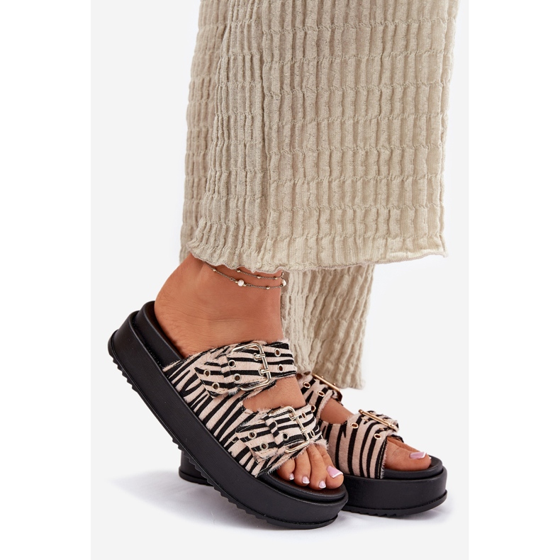 Inna Flip -Flops für Frauen mit Schnallen auf der Zebra -Plattform weiß 1