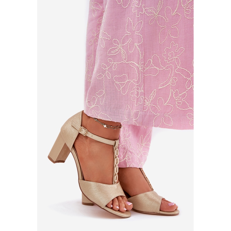 EVento Frauensandalen auf dem Pfosten mit einem dekorativen Öko -Ledergürtel golden 1