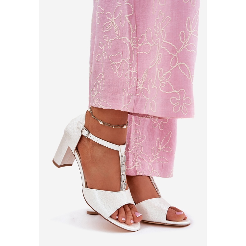 EVento Frauensandalen auf dem Pfosten mit einem dekorativen Öko -Ledergeschmack weiß 1