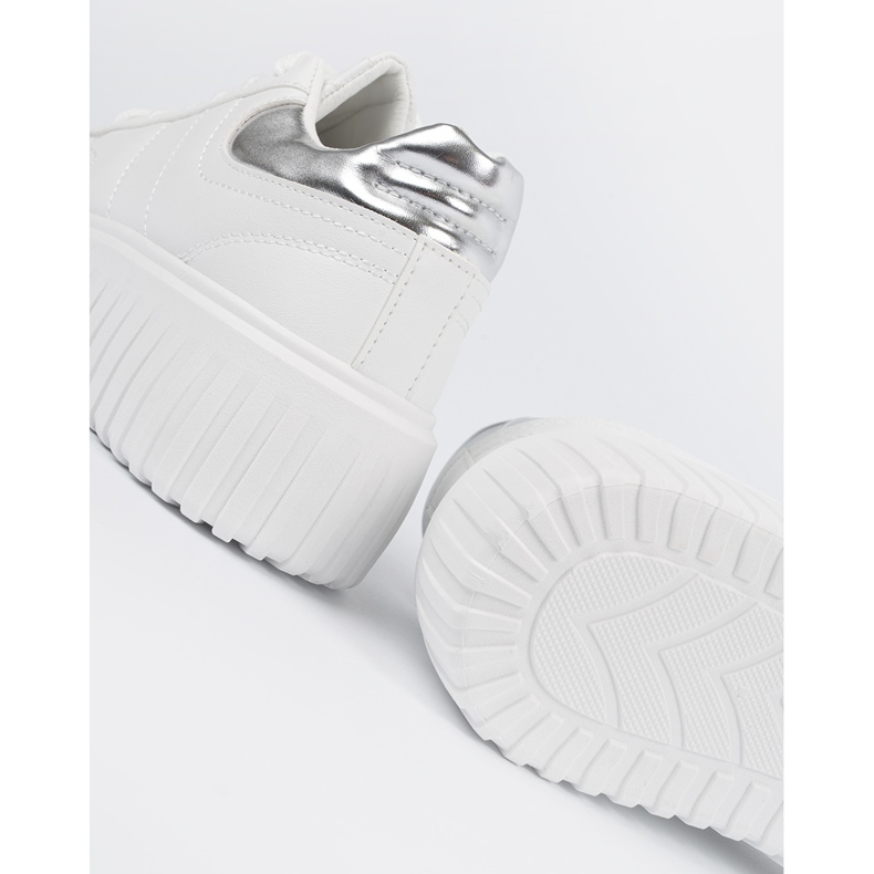 Shelvt Weiße Frauen -Turnschuhe mit silbernen Einsätzen 1