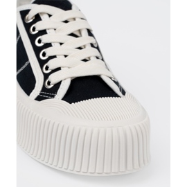 Shelvt Schwarze Turnschuhe, die auf eine dicke Sohle geschnürt sind 5