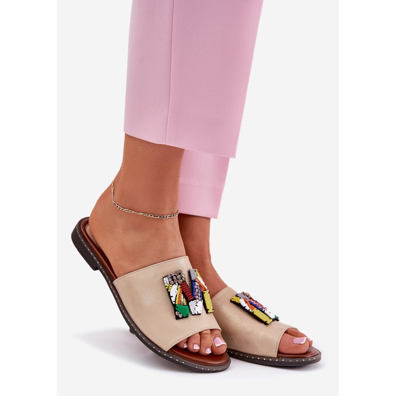 Jezzi Flach -gekräuselte Frauenflip -Flops mit goldener Verzierung 1