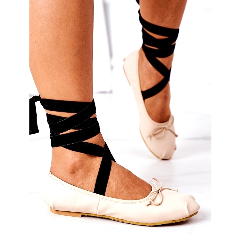 Gebundene Frauen -Ballerinas mit einem nackten Bogen beige 3