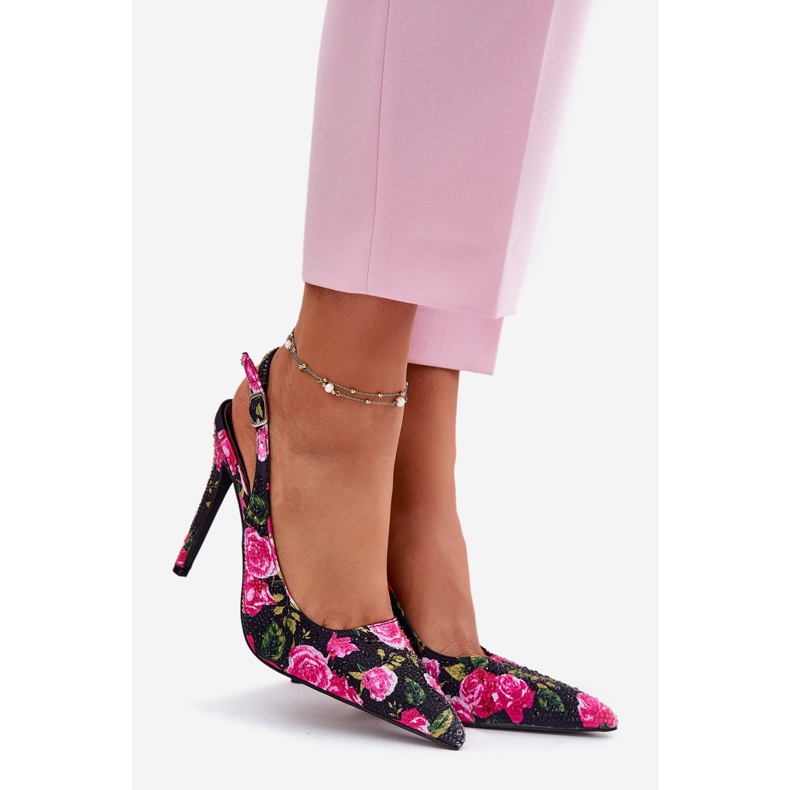 Inna Dekorierte Sandalen auf einer High Heel in schwarzen Rosen 1