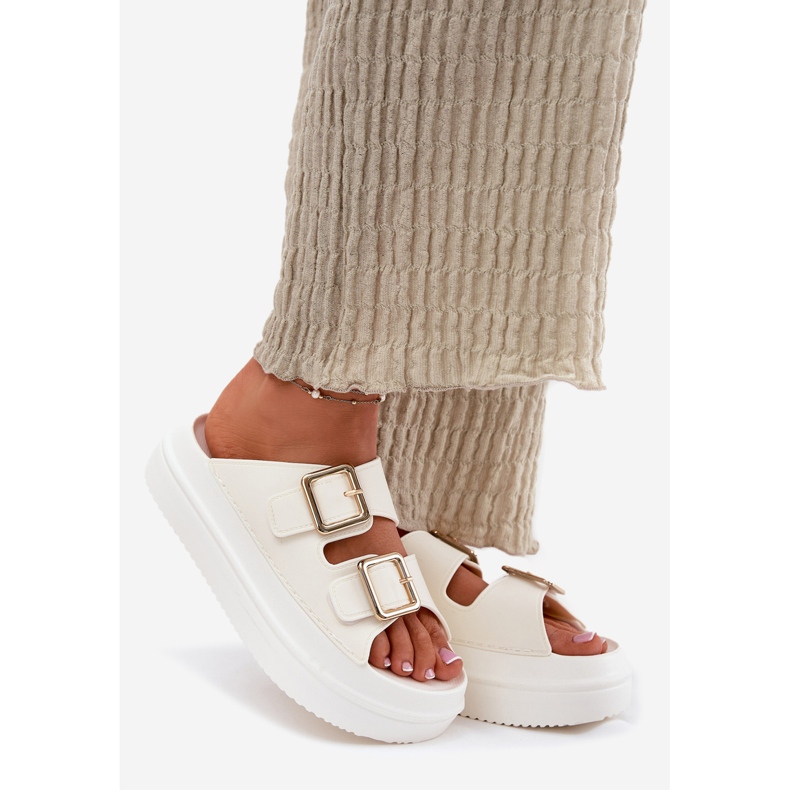 Inna Damenflip Flops auf der Plattform mit goldenen Ecru -Schnallen weiß 1