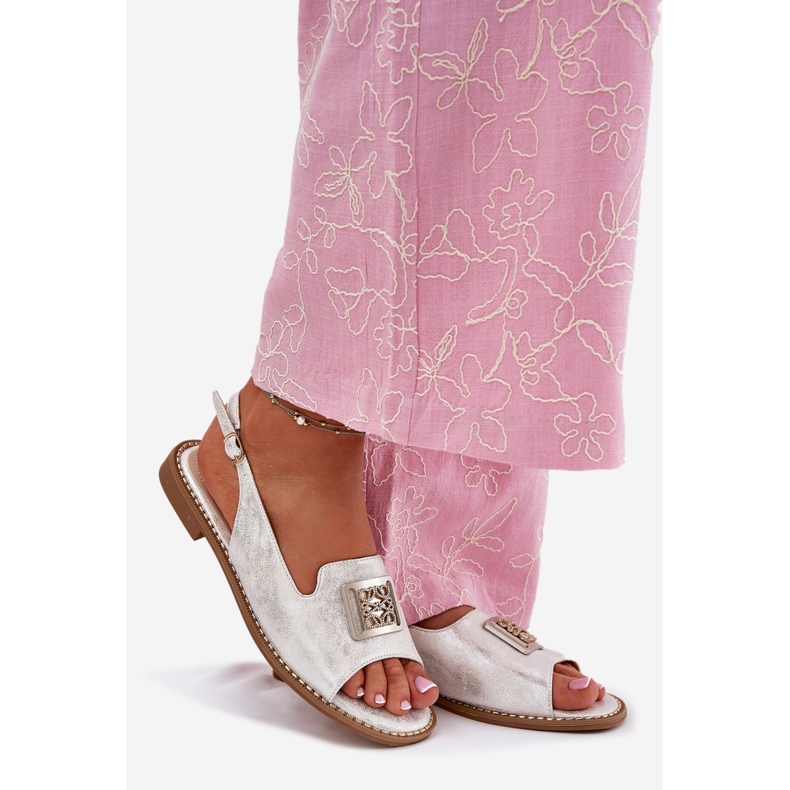 S.Barski Elegante Frauensandalen mit flachen Hubs mit einer Verzierung von S. Barski Kv51-082 Silber 1