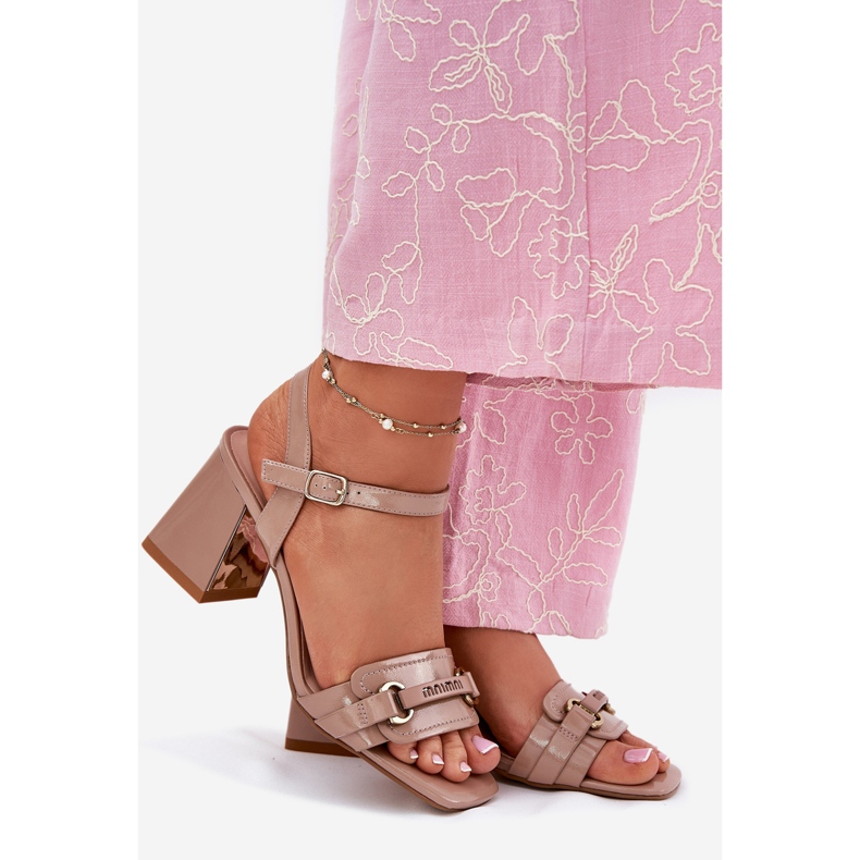 EVento Leder lackierte Frauensandalen auf dem Post Beige 1