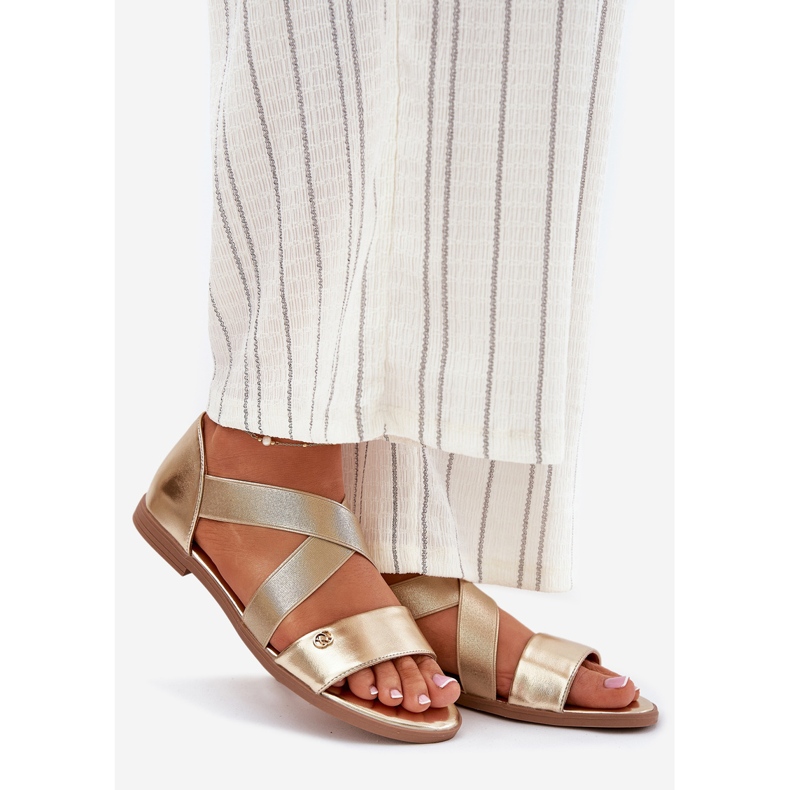 EVento Flache Frauensandalen mit flexiblen goldenen Streifen 1