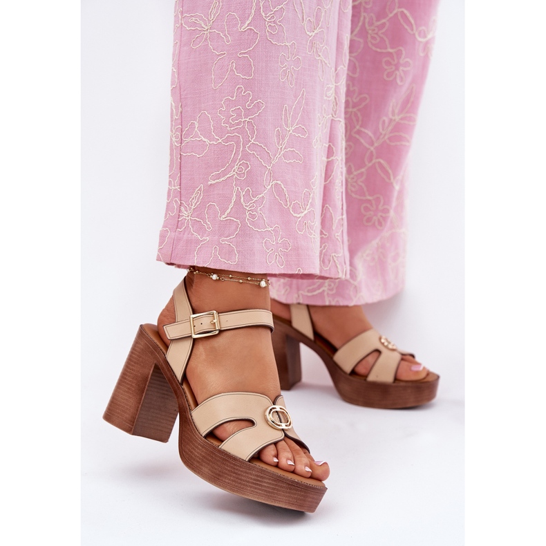 EVento Frauensandalen auf dem Posten mit einem goldenen Dekoration Beige 2