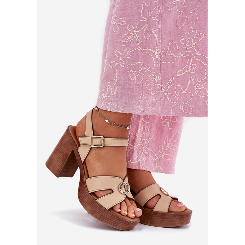 EVento Frauensandalen auf dem Posten mit einem goldenen Dekoration Beige 1