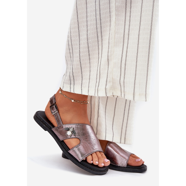 Flache Frauensandalen mit einem dekorativen Vinceza 17378 Silberdetail silber- 1