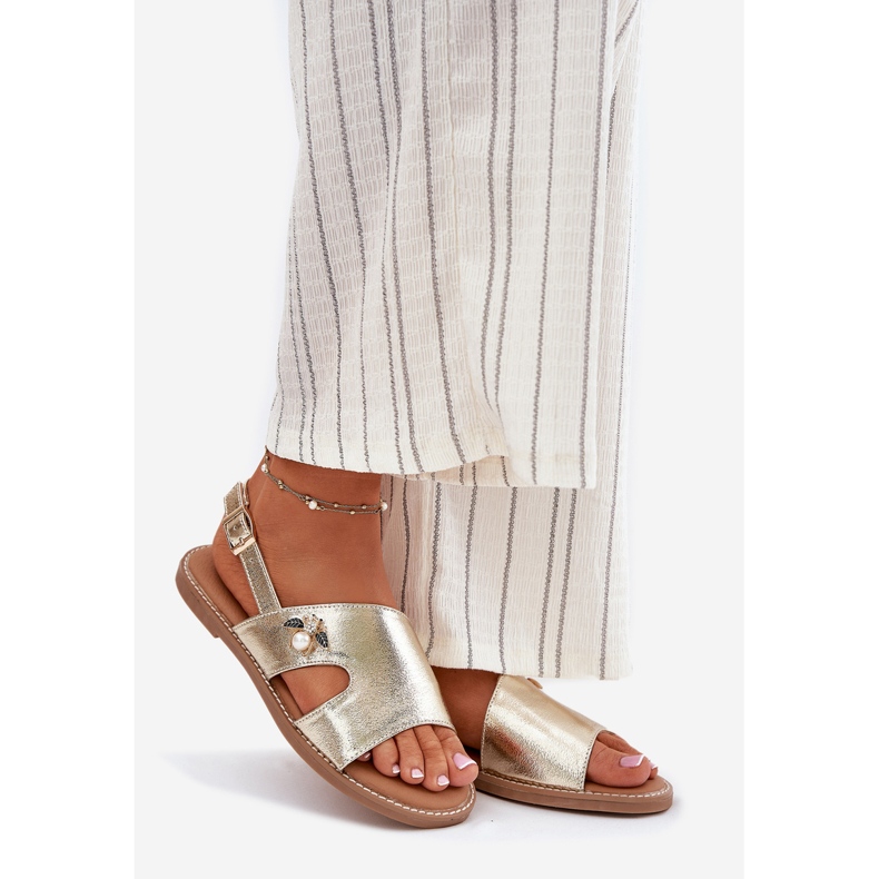 Flache Frauensandalen mit einem dekorativen Vinceza -Detail 17378 Zlotys golden 1