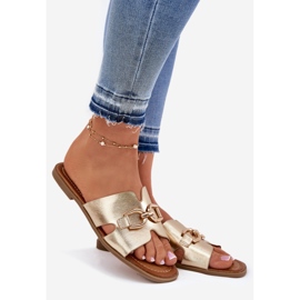 EVento Flat Flip Flops für Frauen mit einem dekorativen goldenen Detail 1