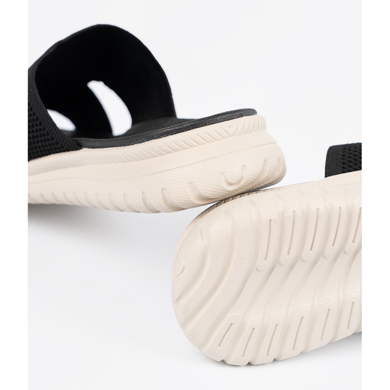 Schwarze Hausschuhe für Frauen auf der Sergio Leone -Plattform 1