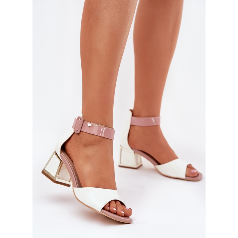 EVento Lackierte Frauensandalen auf dem Pfosten Weiß 2