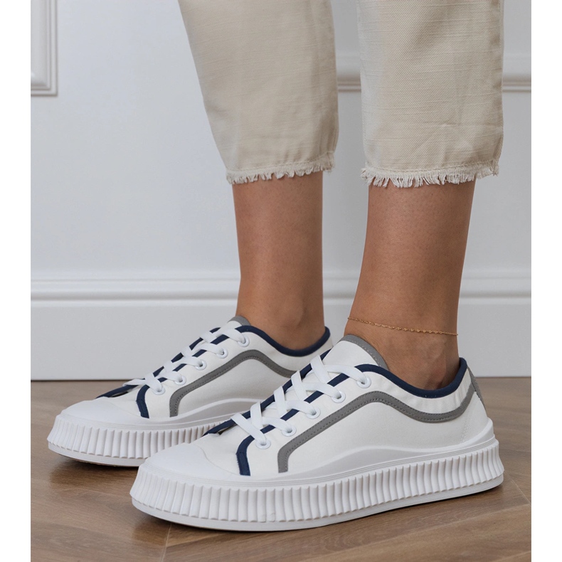 Weiße Damen-Sneaker auf der Plattform 2