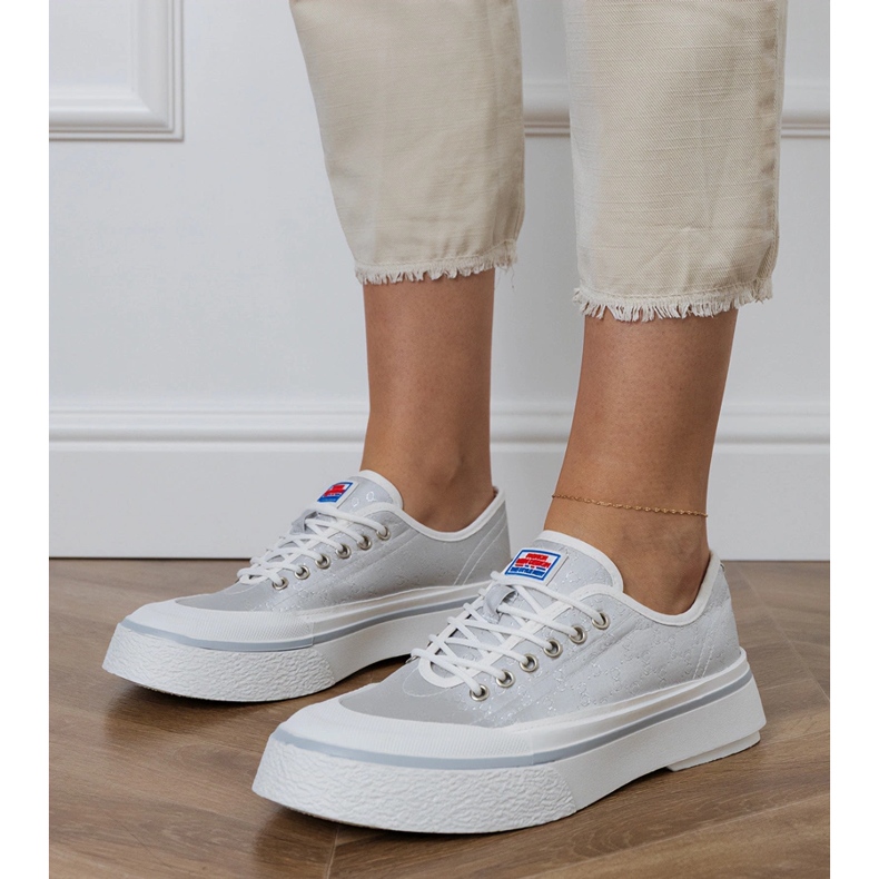 Graue Frauen -Sneaker auf der Plattform 1