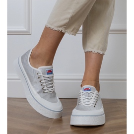 Graue Frauen -Sneaker auf der Plattform 5