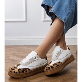 Weiße Turnschuhe mit einem Leopardenzubehör 2
