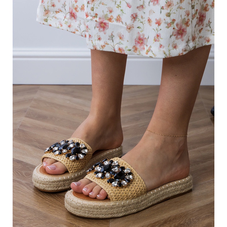 Beige Espadrilles mit schwarzen Kristallen 1