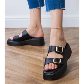 Schwarze Flip Flops mit Klemmen auf Streifen 1