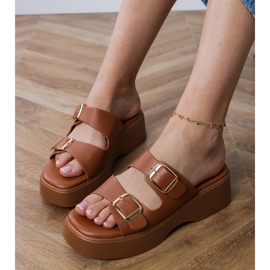Braune Flip -Flops mit Klemmen auf Streifen 3