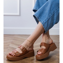 Braune Flip -Flops mit Klemmen auf Streifen 1