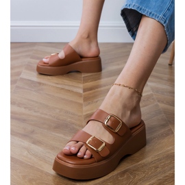 Braune Flip -Flops mit Klemmen auf Streifen 2