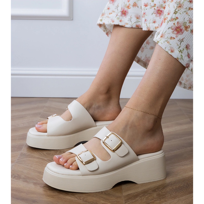 Weiße Flip Flops mit Streifen 1