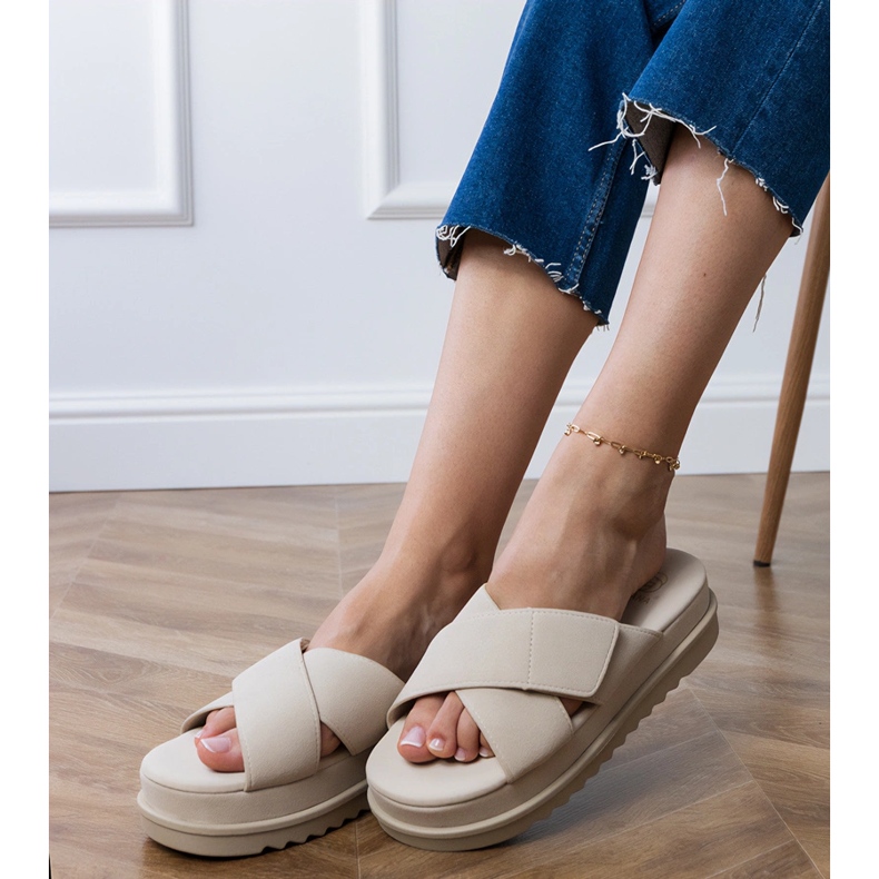 Beige klatscht mit Streifen auf der Plattform 2